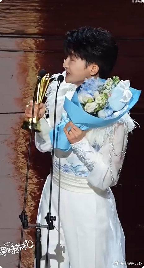 周深领奖全程直拍直拍全程看下来，周深拿奖蹦蹦跳跳像小朋友，开心都藏不住啦！周深领