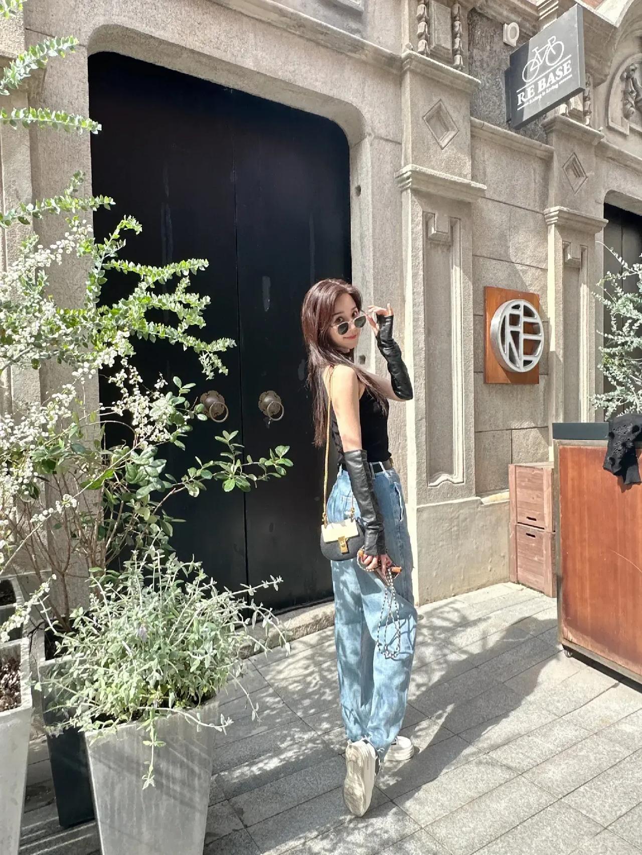 马景涛前妻吴佳妮和儿子一起逛街，儿子的气质和爸爸越来越像了。身材高挑，还有一头帅