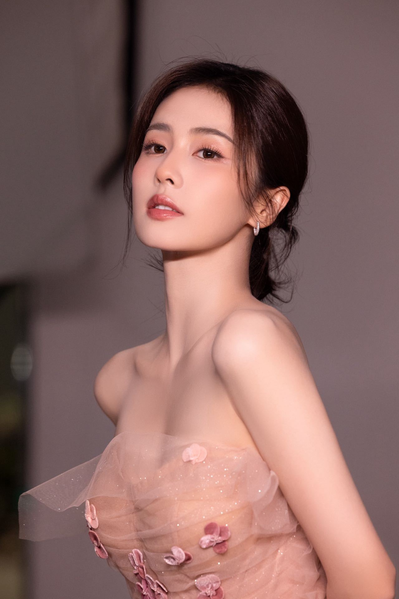 白鹿十周年新歌 EP中的《透明爱人》由好友陆虎量身打造作曲，MV据说也是邀请猫的