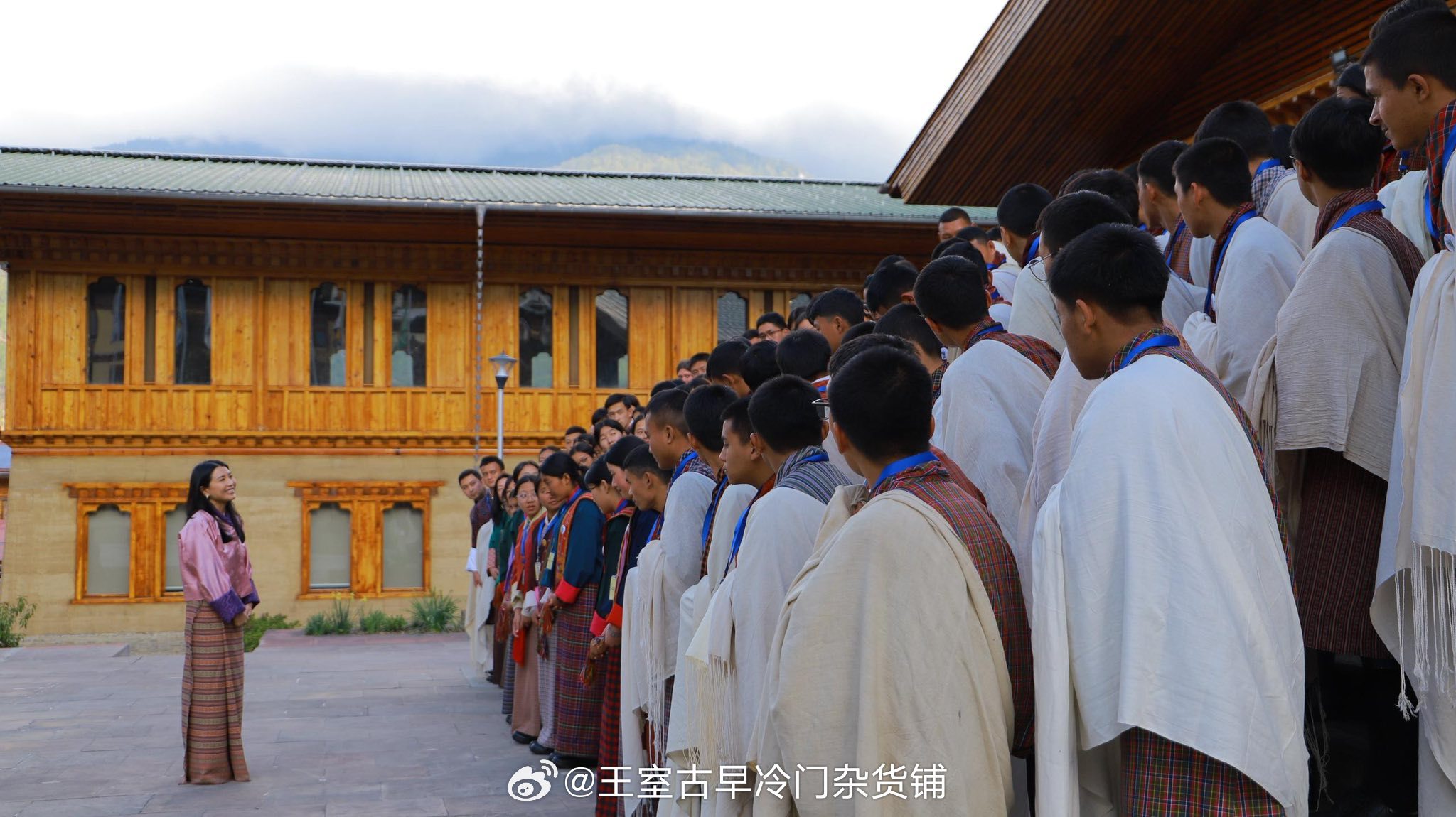 王室王室不丹王室 2026年3月26日，县城大公主会见青少年基金会的学生。 