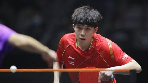 WTT总决赛王楚钦晋级男单八强！王楚钦逆风翻盘，太燃了！
 
决胜局10-8领先