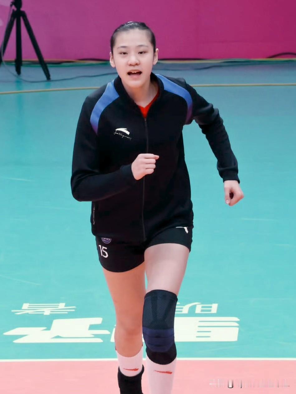 中国女排新一代年轻球员简介：(一)
王奥芊，河北石家庄人，18岁，身高1米96，