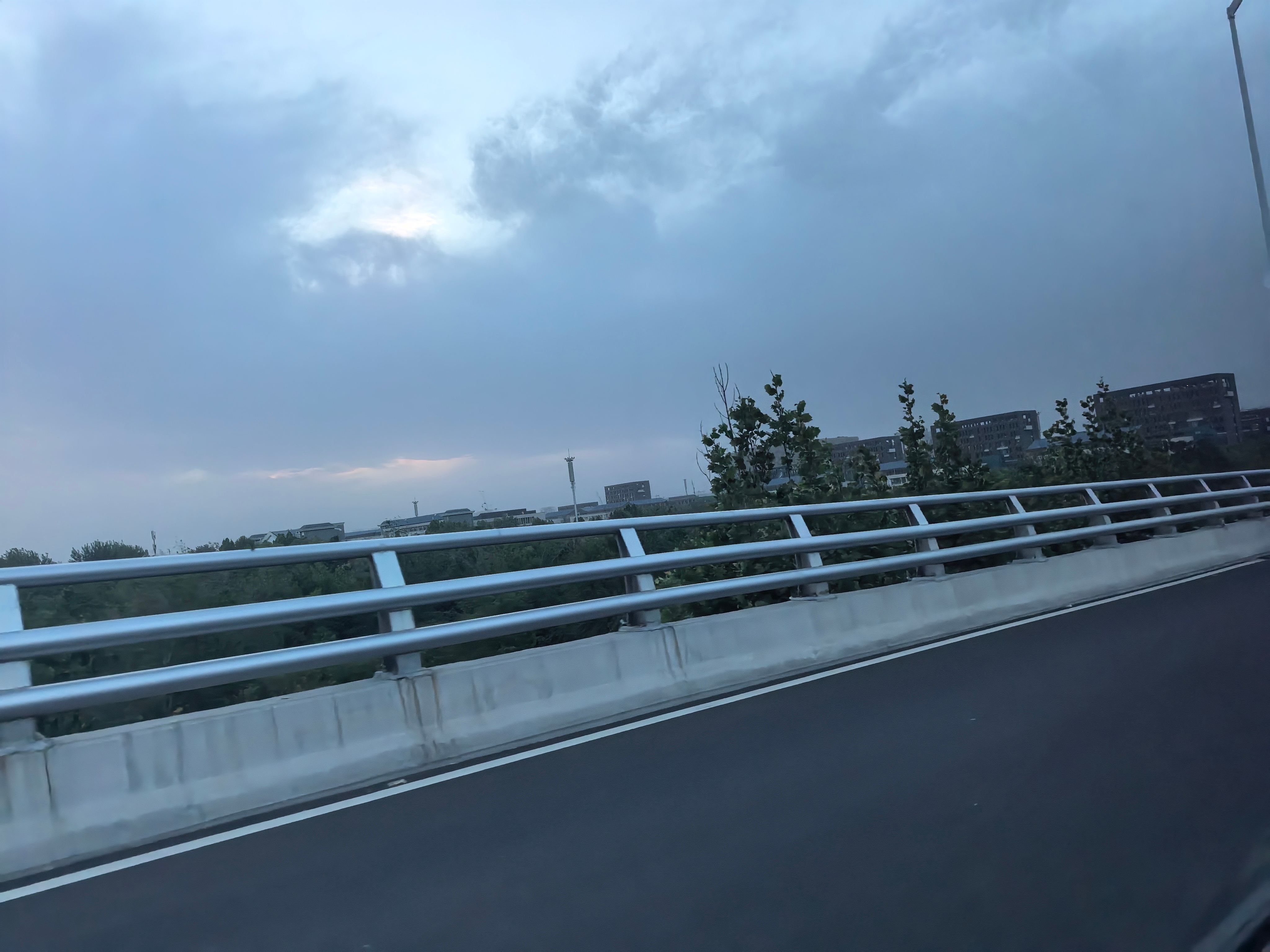 昨天早上 4 点起床从家出发去太原，，下午五点到家，13 小时极限往返，到现在浑