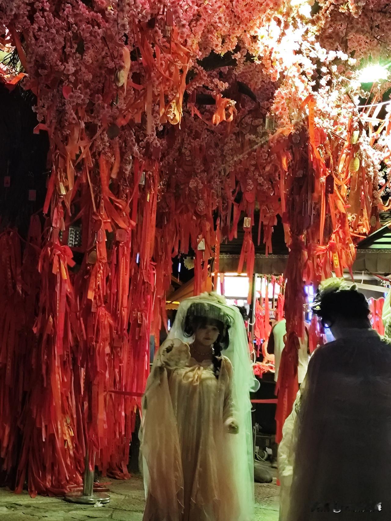 晒图笔记大赛红绸寄心愿，灯火映荷塘。漫步洛邑古城，碧水映流光，一眼梦回神都洛阳。