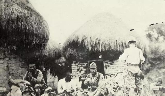 1938年，万家岭战后，漫山遍野都是腐烂的尸体，无人愿意打扫战场，一个乞丐主动前
