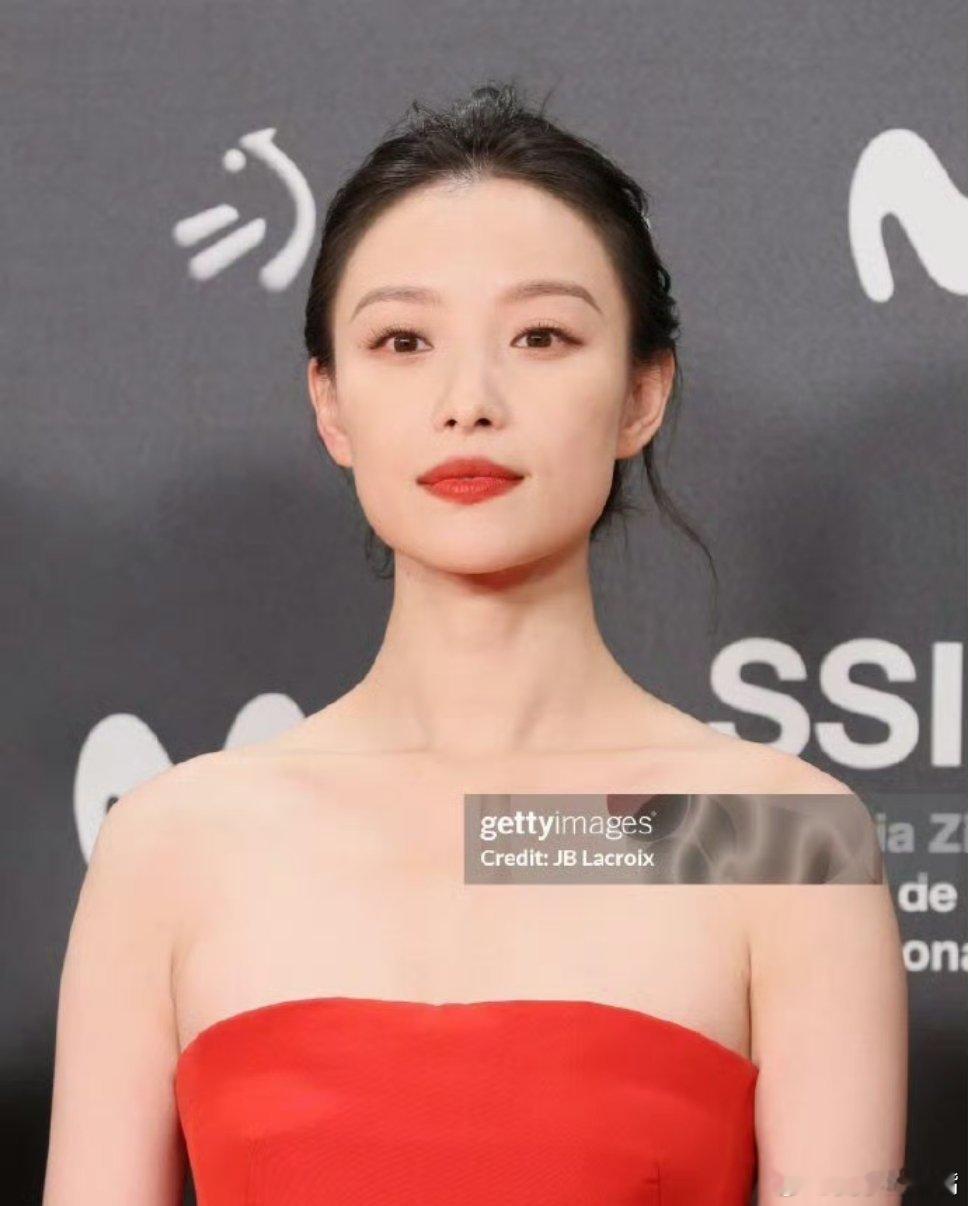 #倪妮红裙生图#我颠哪，怎么能这么好看，明艳大美女就是我一生的菜，姐姐鲨我！！[
