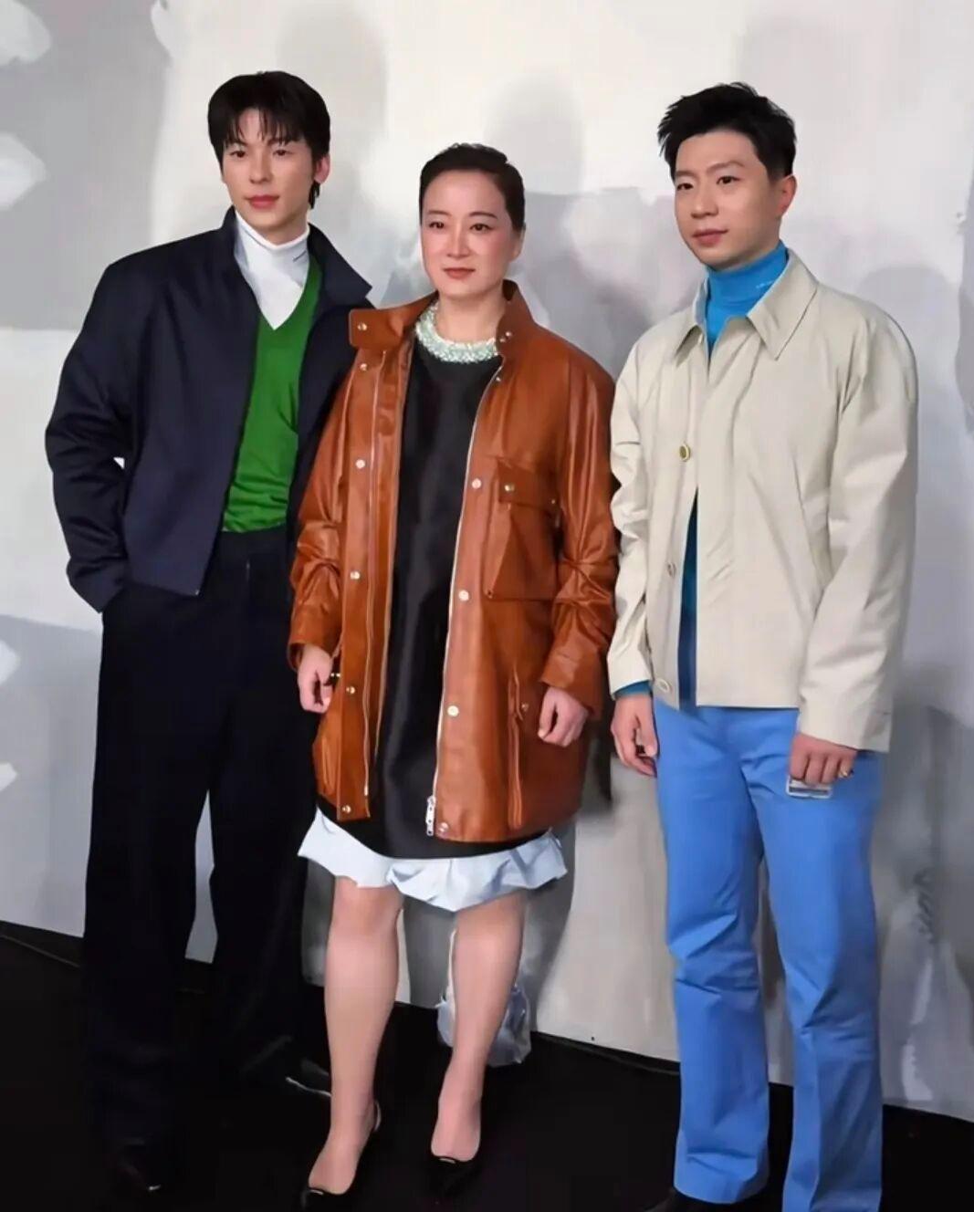 哇哦，明明瘦身后的贾玲轻盈俊俏，可这样的穿搭也太翻车了吧：上身过冬，下身过夏，上