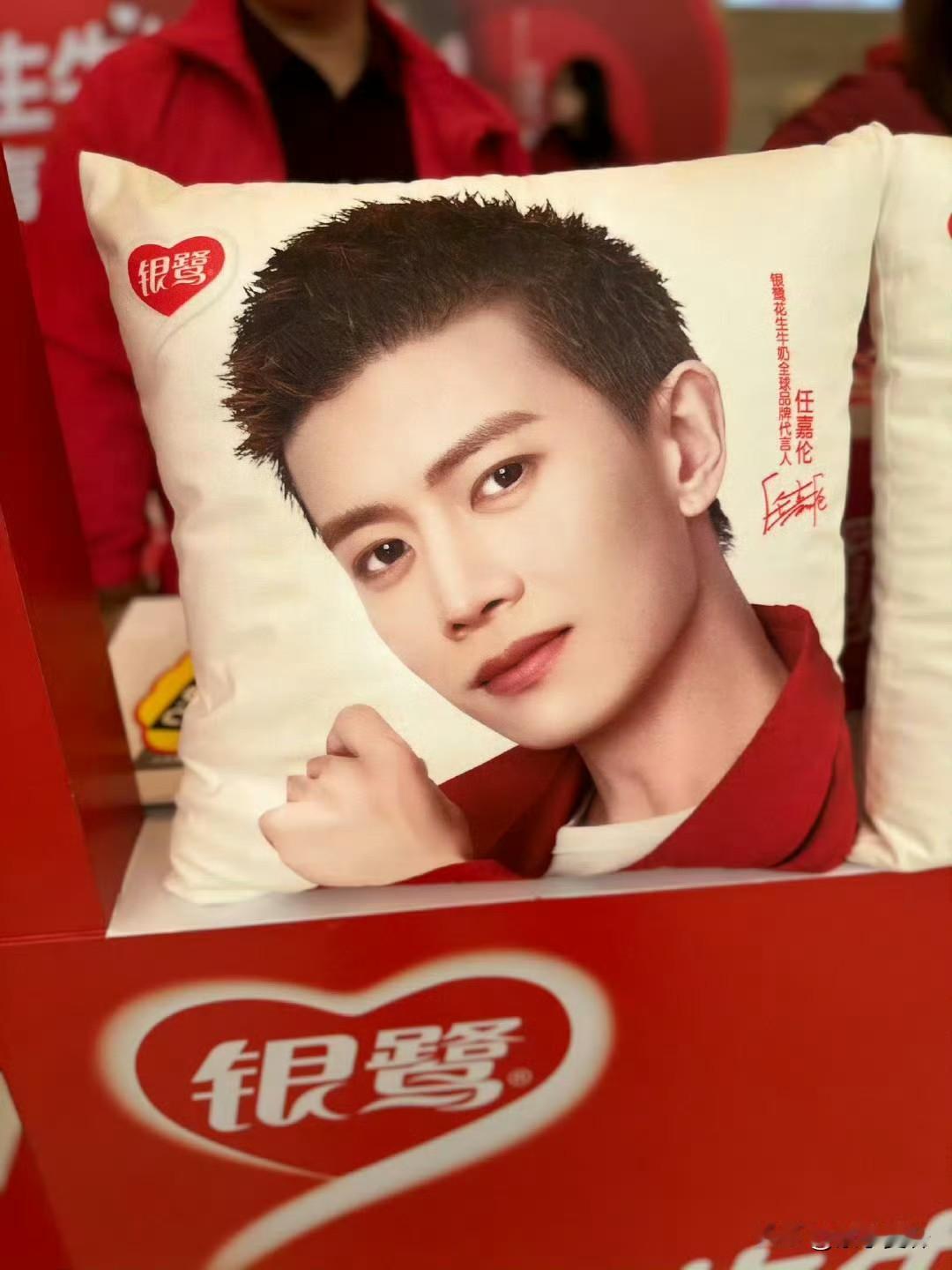 哈哈哈哈笑亖了，
大家都说这个人形立牌待不住，
肯定会被人扛走的，
果不其然时间