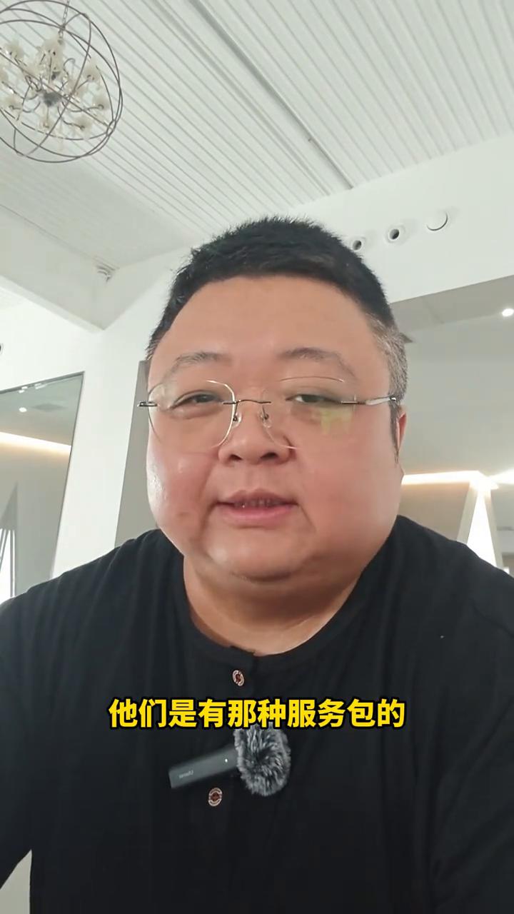 出国车被锁为啥原因？
自驾旅游到哈萨克斯坦，结果刚出动车就被锁了30多个小时，只