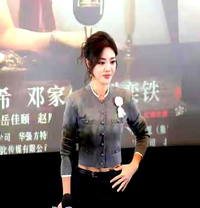 红毯破洞，她扯掉丝袜光脚走——这哪是真性情，分明是成本最低的危机公关。
 
当多