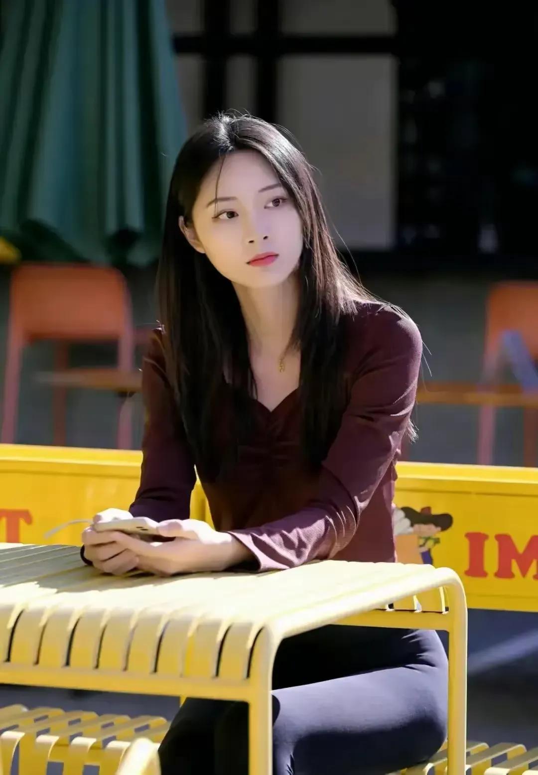 清纯坚定的美女，棕色上衣，黑色瑜伽裤，完美身材