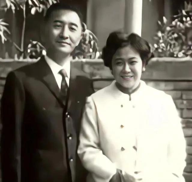 1988年，一位叫蔡国栋的台湾老兵带着妻儿回到老家看望原配妻子，没想到原配在看到