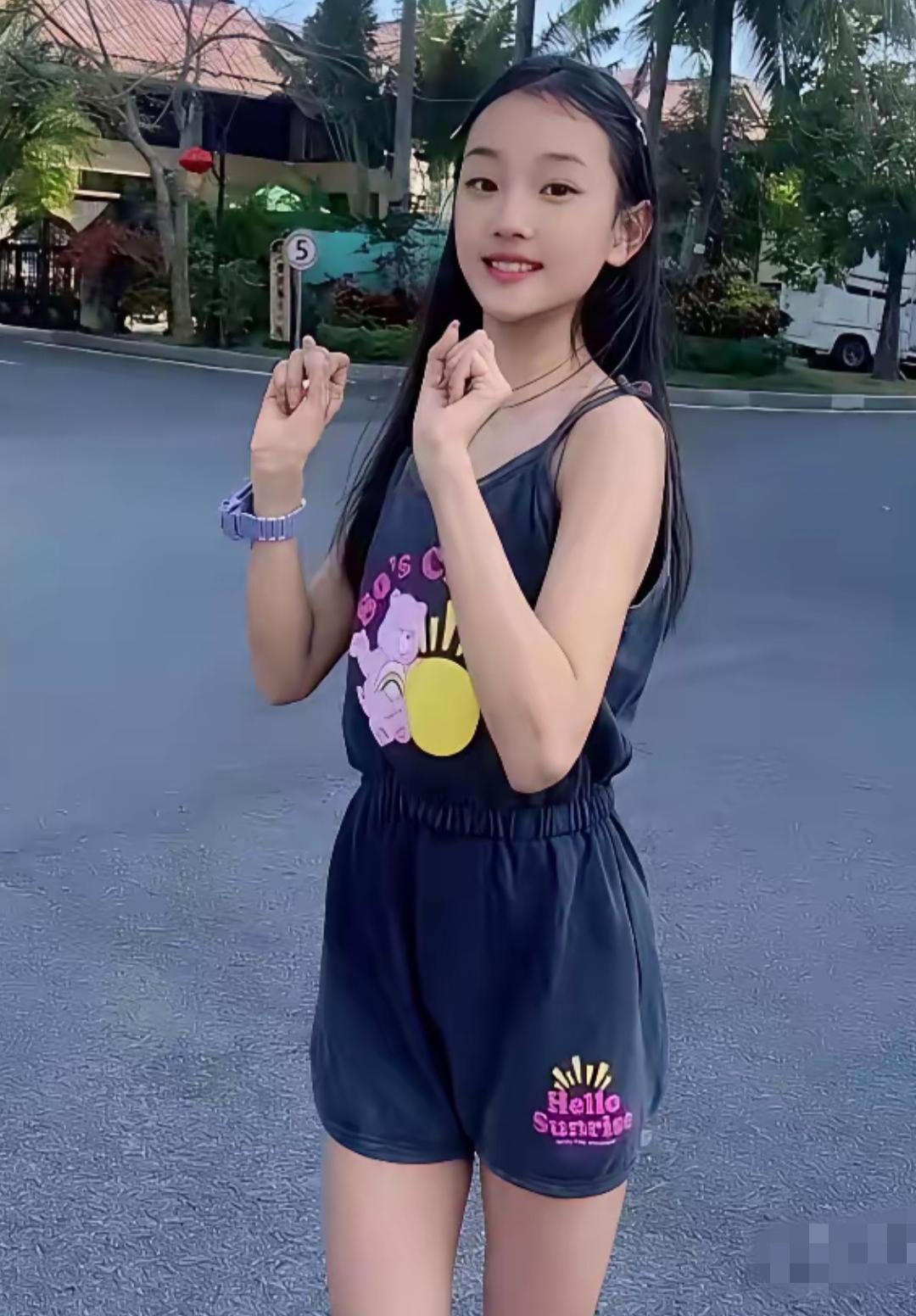 汤唯的女儿都这么大了，小姑娘留着长发，穿着卡通衣服，阳光又自信，还很漂亮，脸上有