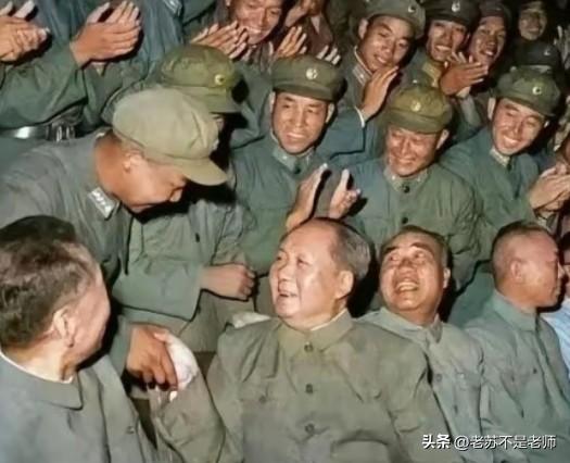 温馨、亲切！多么相似的一幕。
感谢摄影师，留下珍贵的历史瞬间。