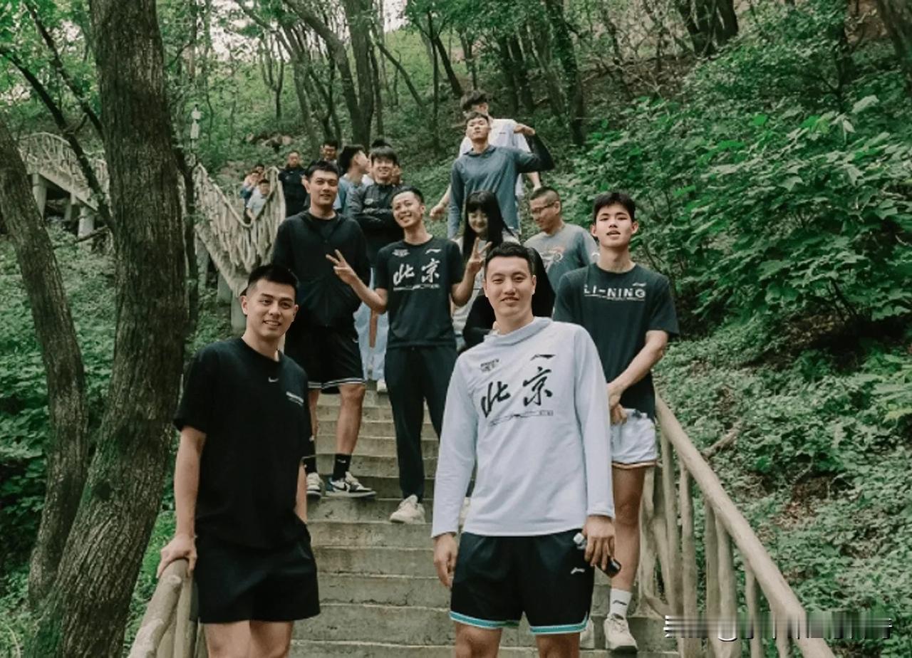 北京男篮球员翟晓川晒出球队团建的照片，他配文写到：团结一致，努力拼搏。
话说回来