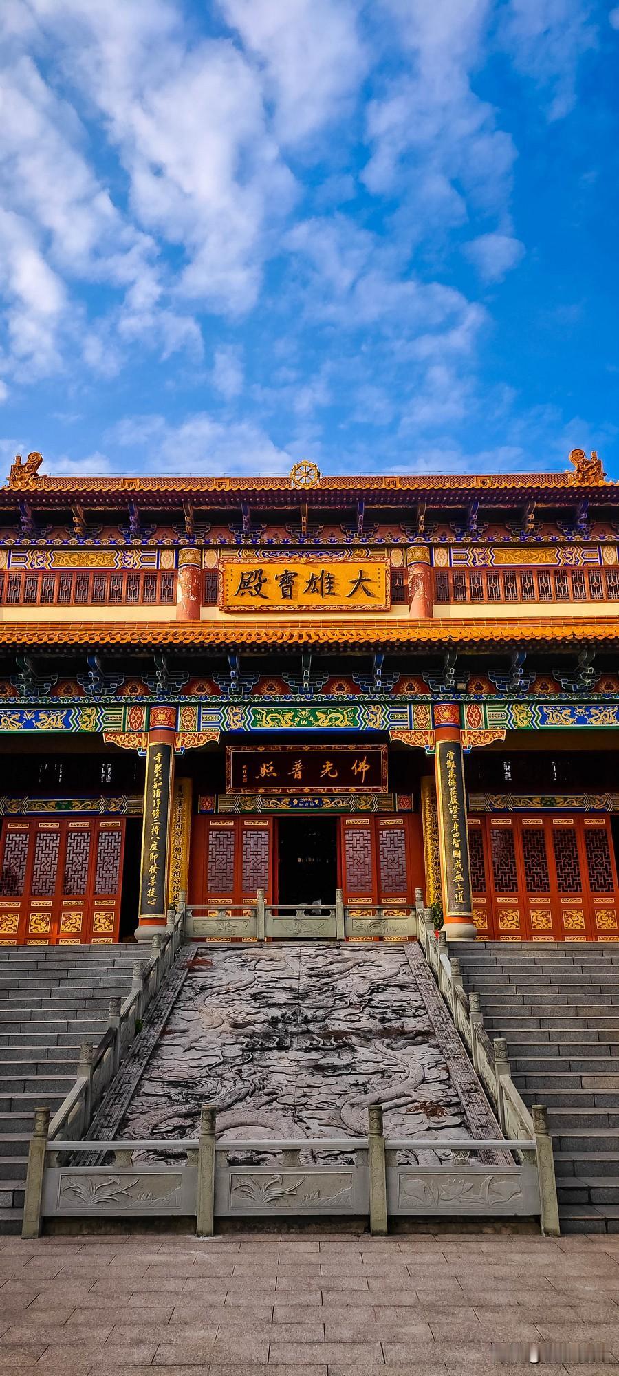 仪征地藏寺嵌于孔雀山公园内，始建于唐代，历史上历经战乱损毁与多次重建。清末，高旻