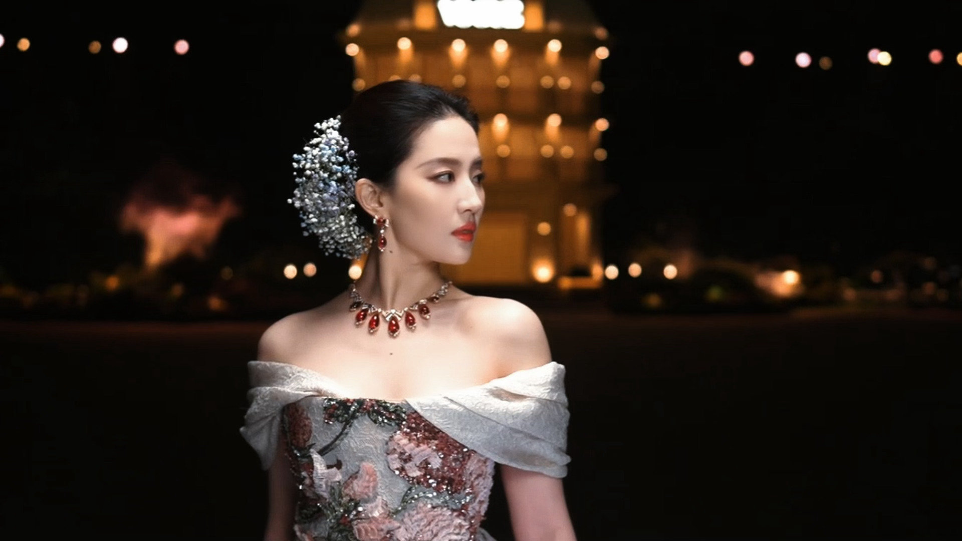 早起等出图刘亦菲将亮相vogueworld好莱坞 ​​​