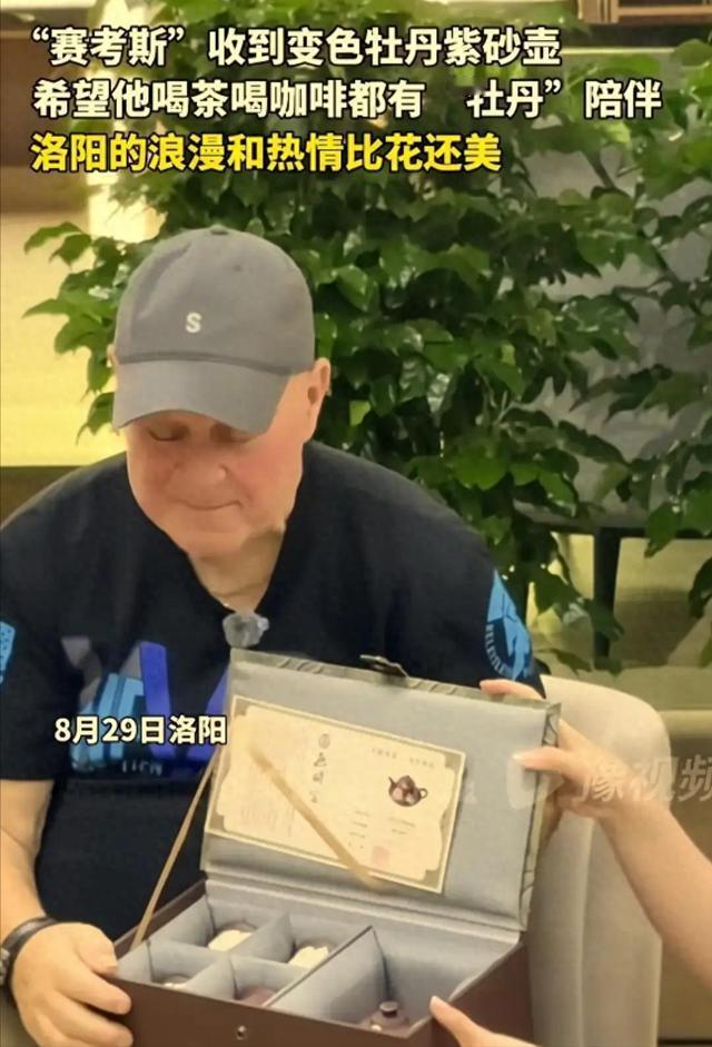 1999年，一个美国教师寄给中国沙漠里种树的女人5000美元。这些钱后来长成5万