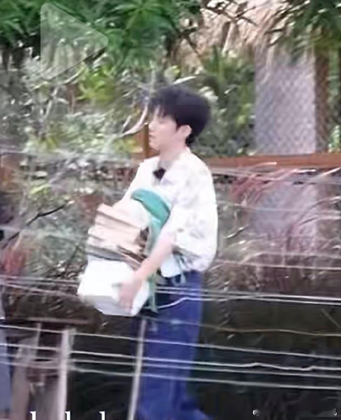 王俊凯穿得像超模干着苦力活王俊凯粉色花衬衫 王俊凯穿得像超模干着苦力活，王俊凯粉