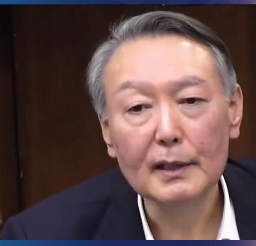 当年这两口子一年出访好多国家，风光的很，现在双双沦为阶下囚，瘦的老的变形，韩国不