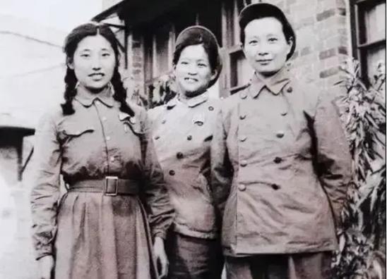 1937年，地主王学文在自家门口发现一个晕倒的女兵，便将女兵背回了家，没想到女兵