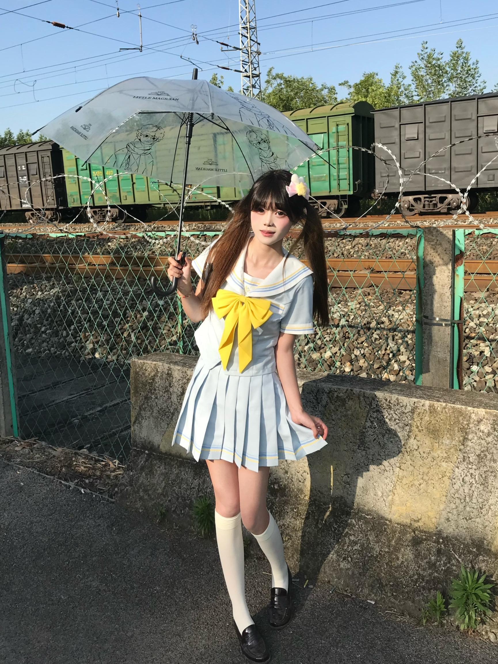 女孩你别太天真 没有人会爱上纯粹的你 每个 人都在衡量你的价值