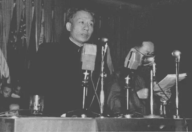 1949年11月16日，刘少奇在亚洲澳洲工会代表会议开幕式上讲话。这是新中国成立