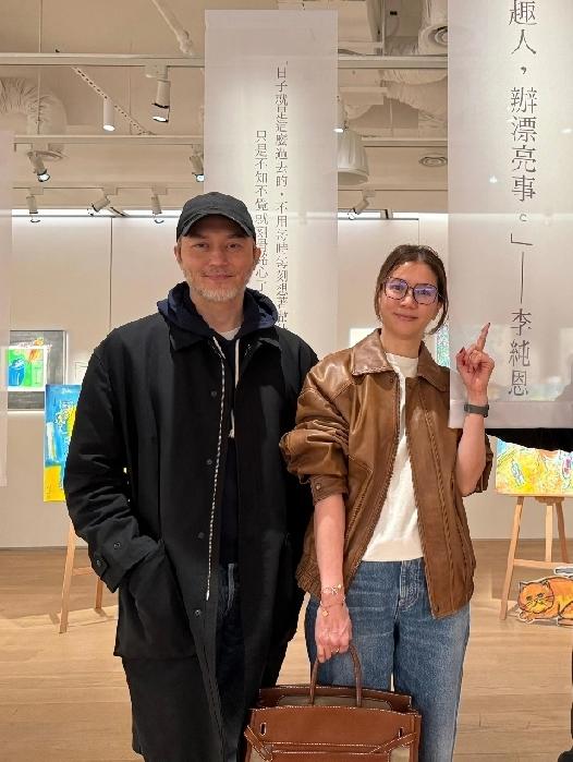 张智霖也变白胡子老头了，不过老了也很帅，最近他和老婆袁咏仪在香港看展，夫妻俩都是