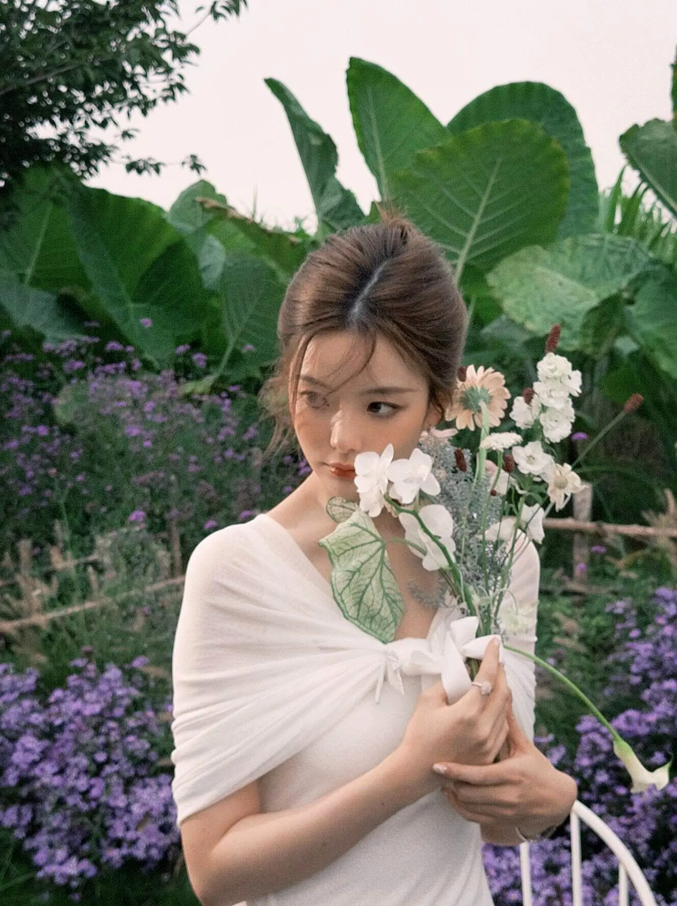 美女配鲜花💐💐💐。