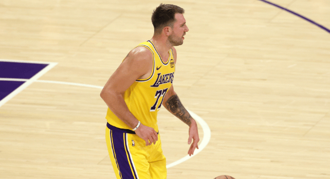 shams报道，东契奇左手指扭伤+左小腿挫伤将至少缺席一周比赛。新赛季篮不住 ​