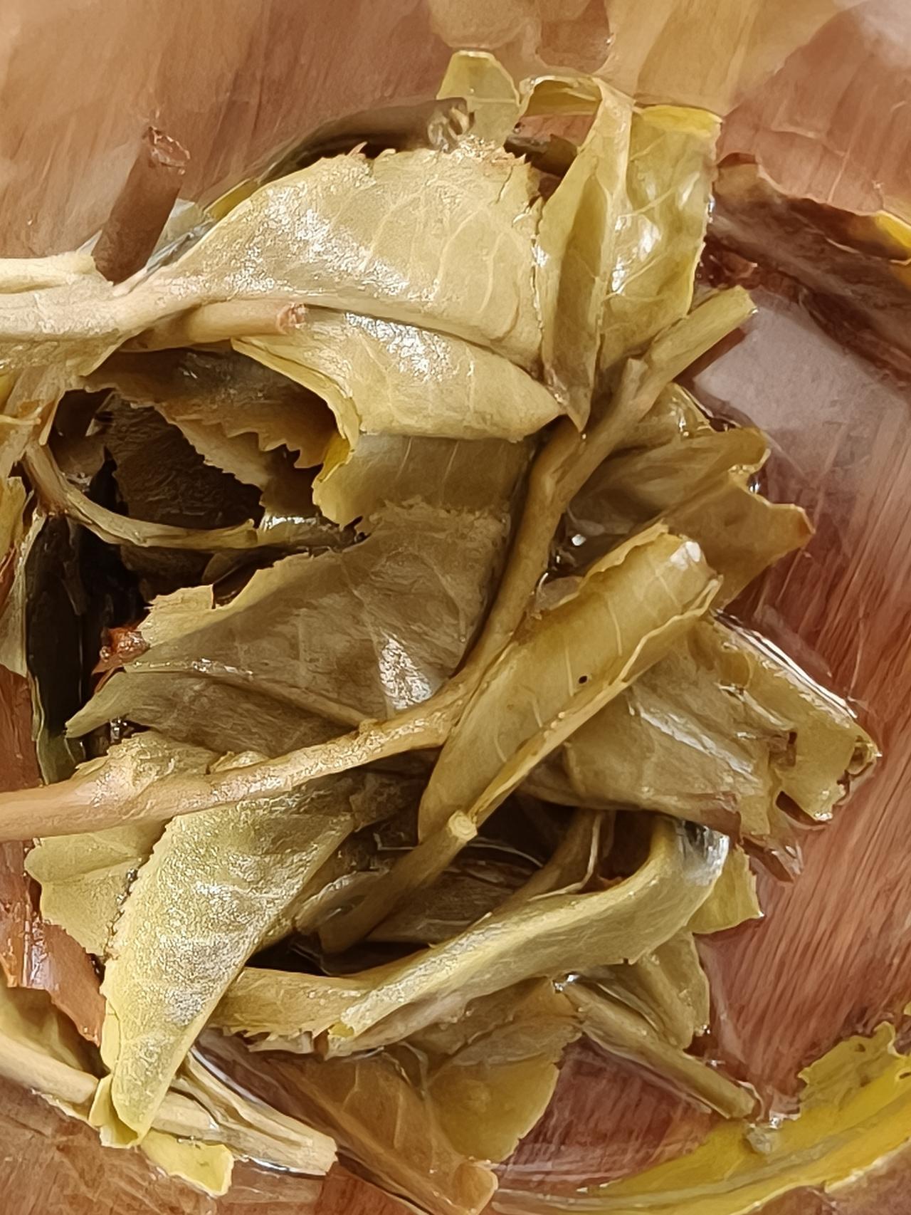 哀牢山古树茶，回甘，耐泡，有一种原始雨林的味道。