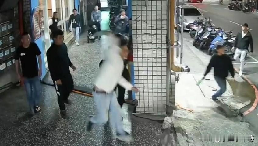 疑因屡次追讨工程款项未果而心生不满，台湾一名50岁男子在一家装修公司的年欢晚宴上