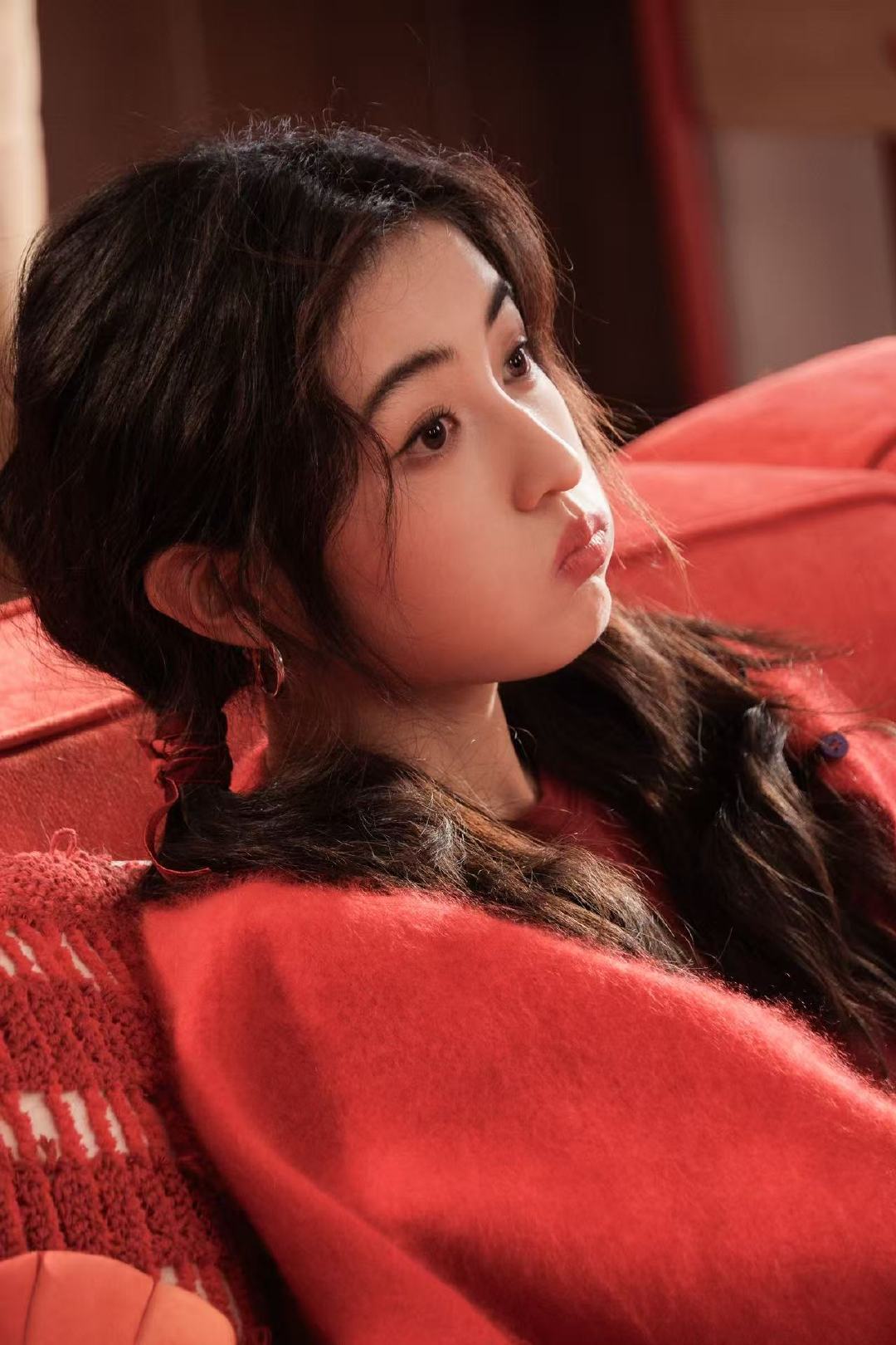 张子枫羊毛卷双马尾张子枫羊毛卷双马尾造型 张子枫羊毛卷双马尾造型，少女感拉满，被