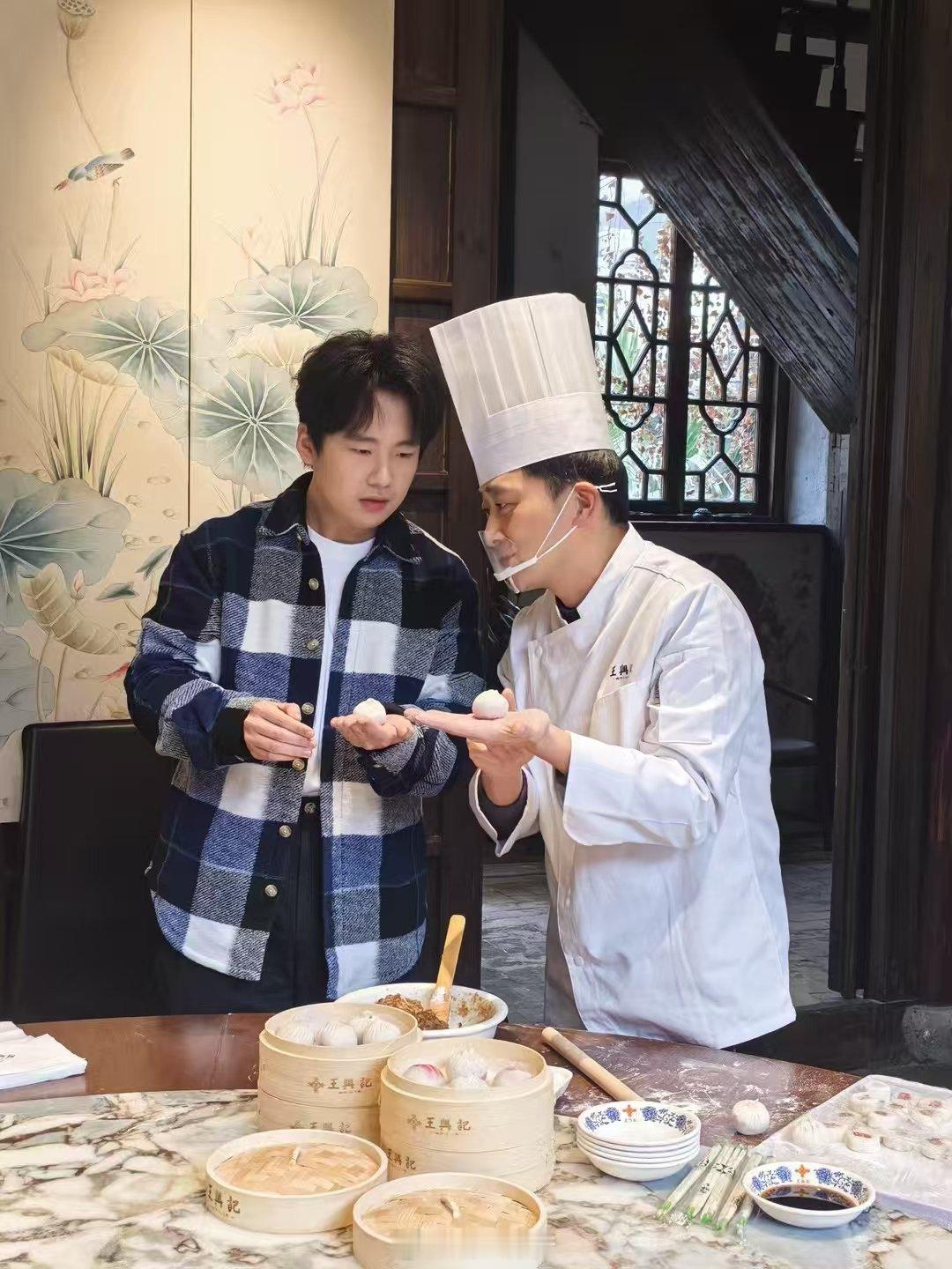 郭麒麟在无锡体验做小笼包，生怕他下一秒就背贯口:蒸羊羔、蒸熊掌、蒸鹿尾儿、烧花鸭