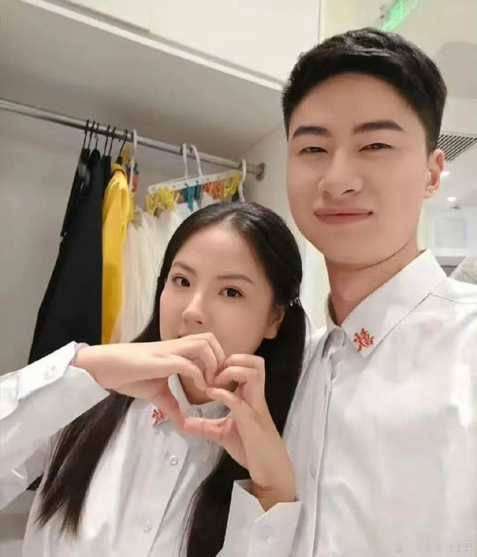 庞众望回应女友发布结婚登记照真替他感到高兴。从小那么苦，可他依然微笑着前行，面对