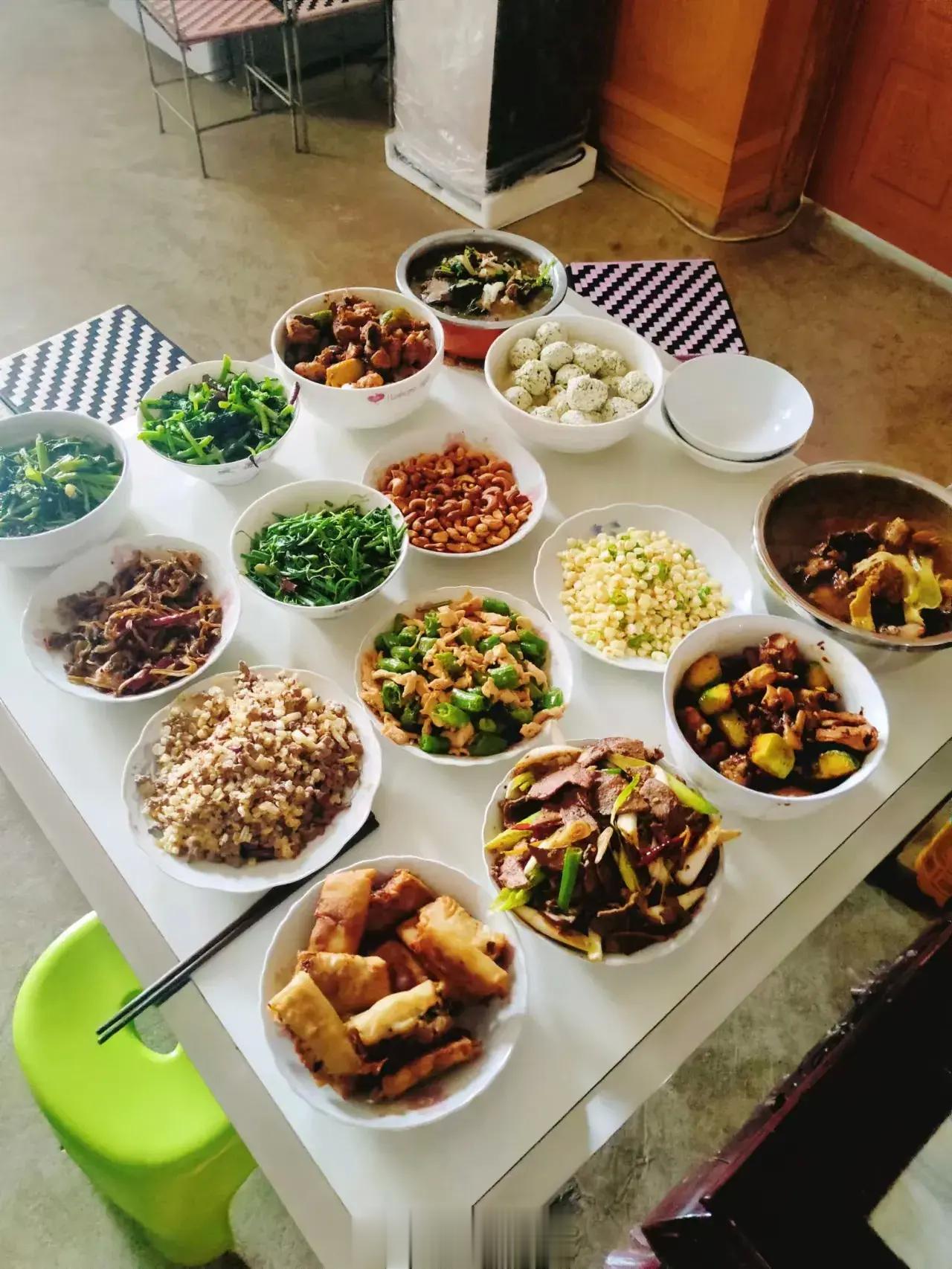 一位云南妈妈做的饭菜，为女儿赴武汉读大学践行。[赞] ​​​