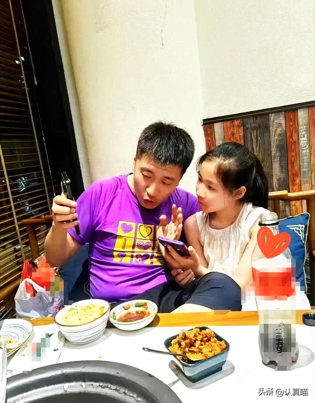 所有人都在心疼失去爸爸的小女孩，
可看完妈妈的故事，才真的瞬间破防。
当年芒果台