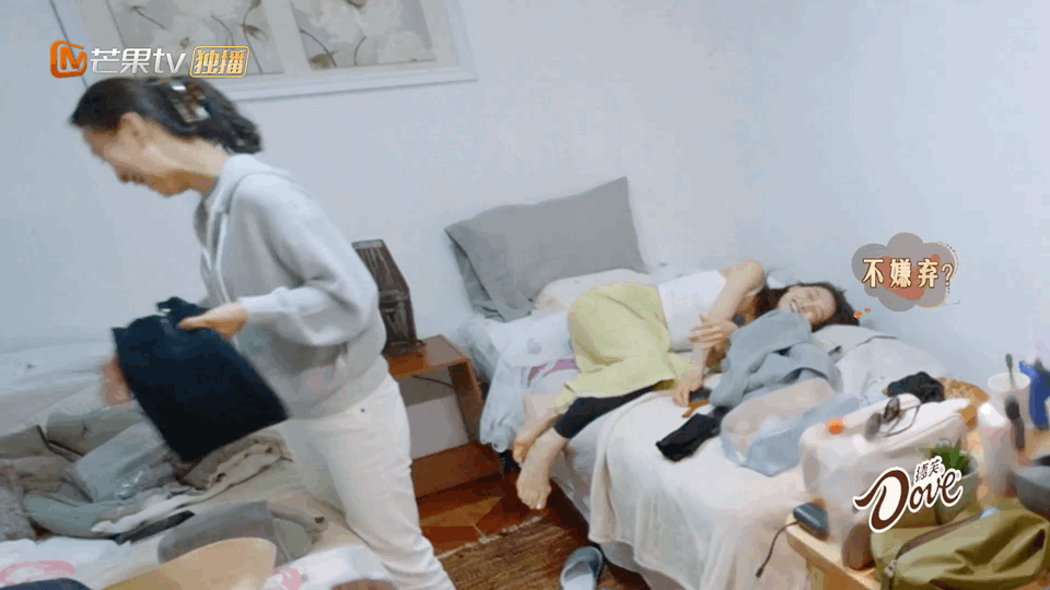 #宋茜踹陈好屁股#陈好：“没事 我不嫌弃你”，直接获得宋茜飞踹一次哈哈哈！好可爱