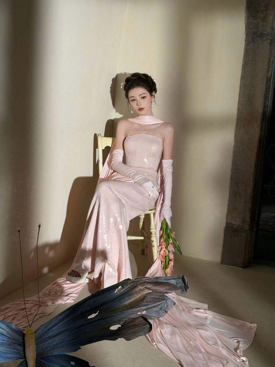 张予曦连影子里都带勾子张予曦站在光里，影子拉长，线条流畅又锋利，既有清冷疏离感，