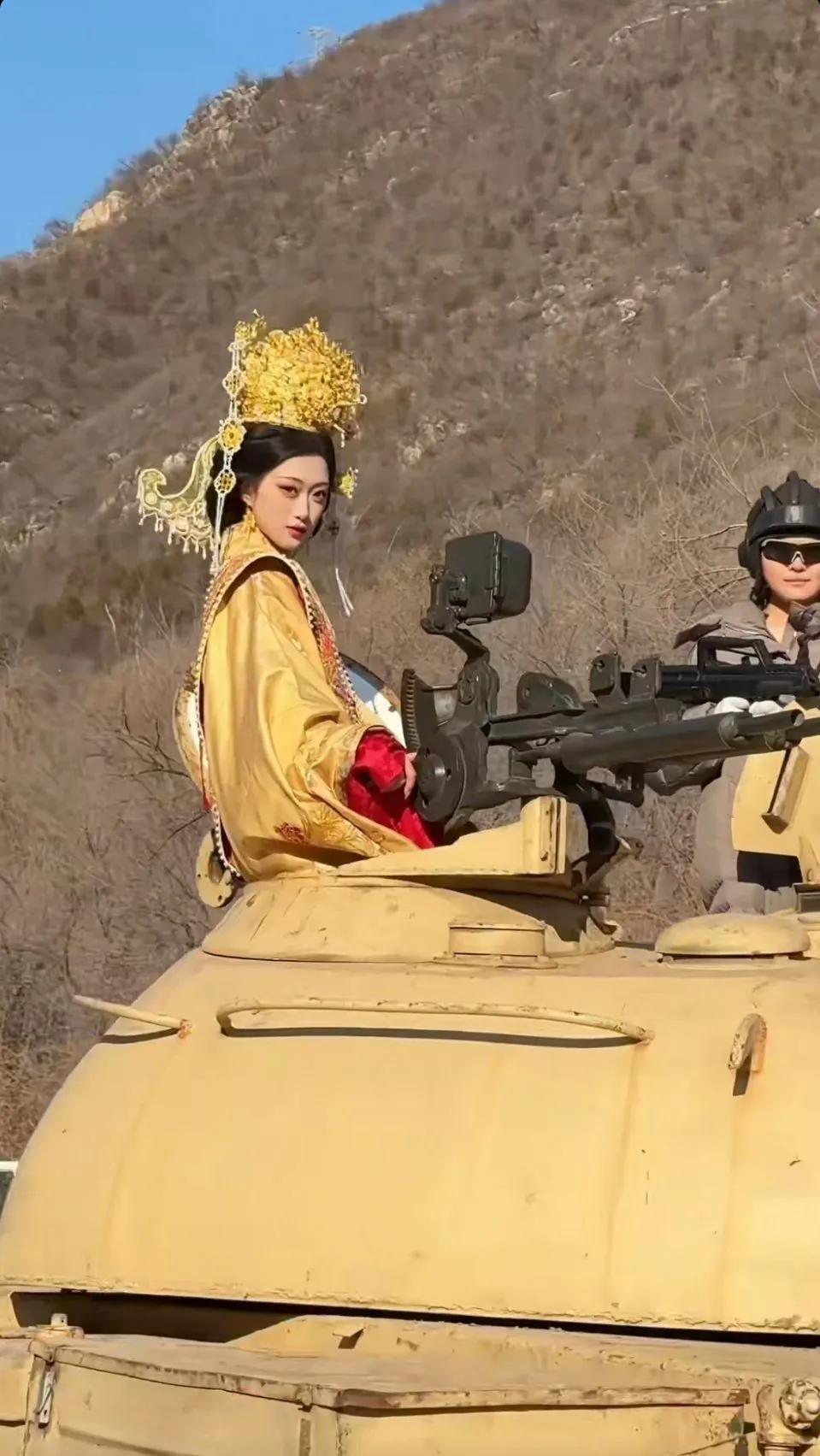 看到此情此景，网友有诗赞曰！

羌笛何须怨杨柳，武曌就是机枪手。

犹抱琵琶半遮