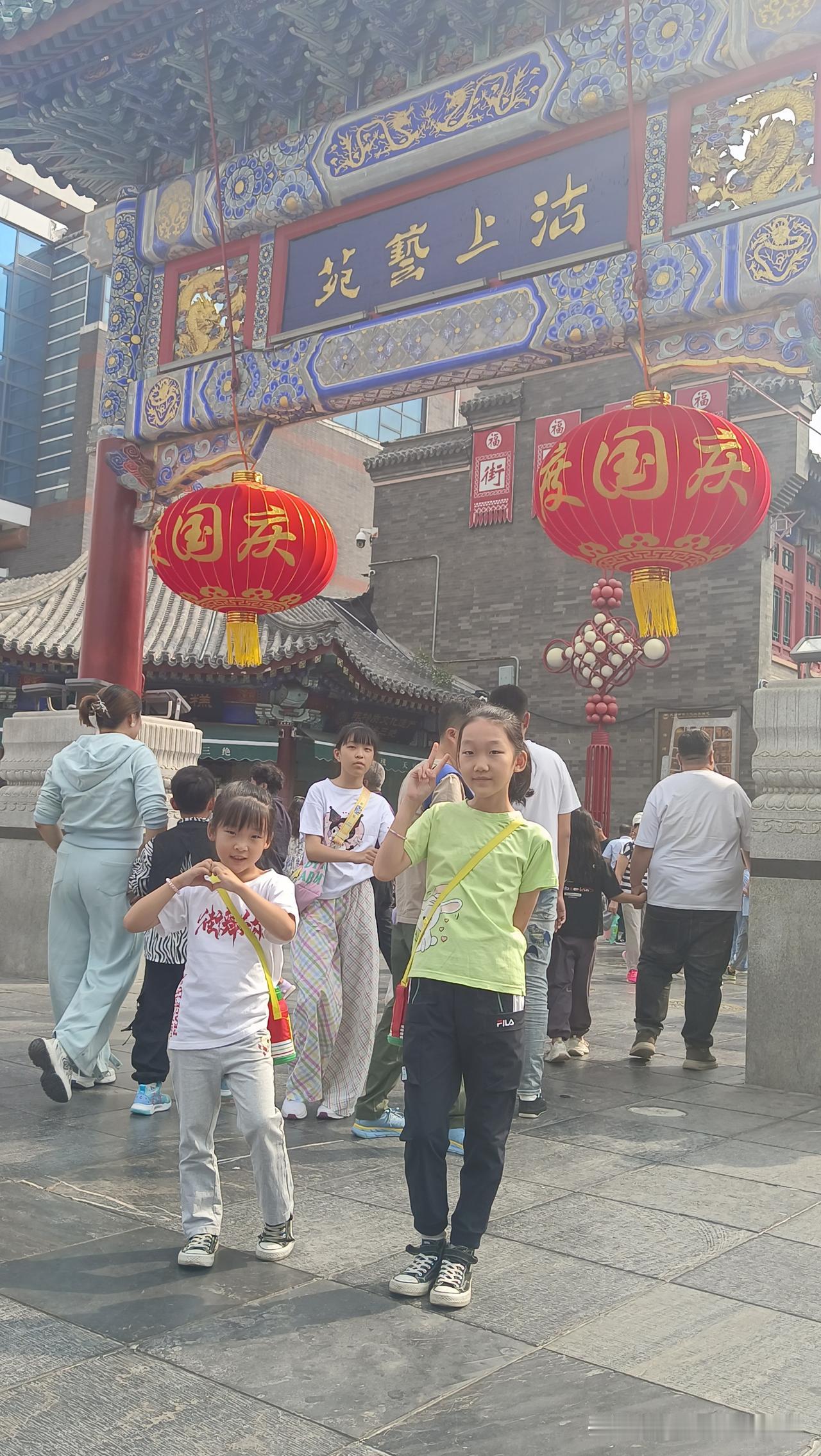 今天带俩孩子去天津古文化街逛了逛。古文化街在南开区通北路，坐地铁2号线，东南角站