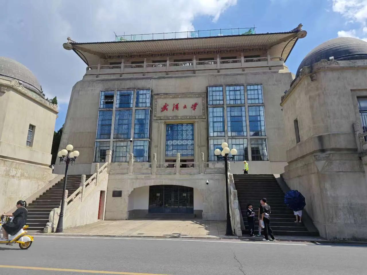 武汉大学的颜值，主要体现在这一群近代建筑，看上去很厚实很沉稳，和周围的蓝天绿树相