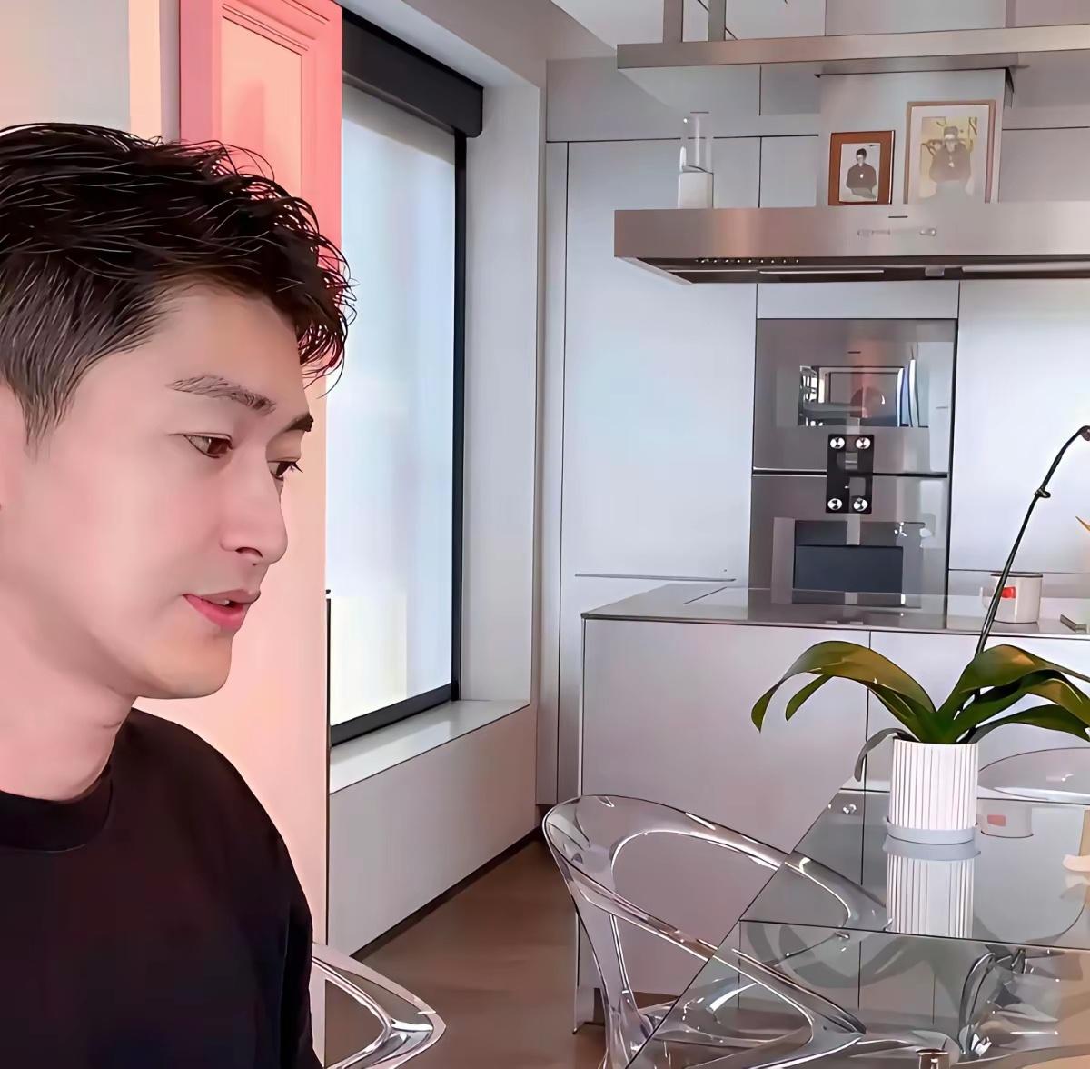张翰这么帅现在都没剧拍了，每天在家脱三次地。 ​​​