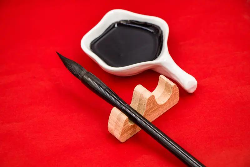 这样的書写与行筆方法，让这支毛笔所写的字体与笔画，具有硬笔书法的风范来，整幅作品