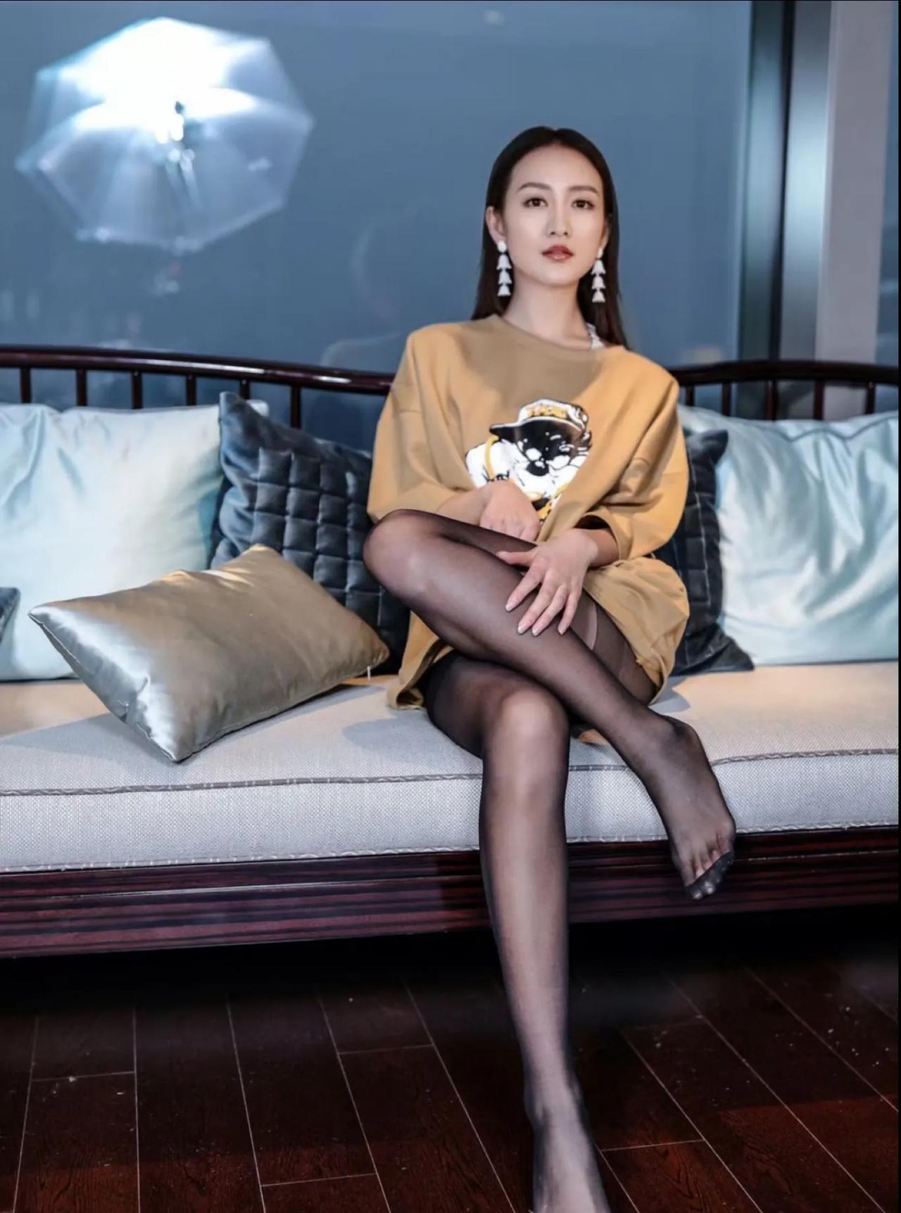 王鸥，骨子里自带的成熟风情
 
不刻意的性感，才最有味道。
宽松T恤弱化锋芒，黑