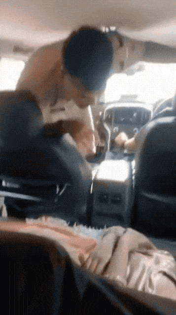 印度警察立功了：按压孕妇胸部进行心肺复苏，行驶警车内救回昏迷孕妇！一段视频记录了