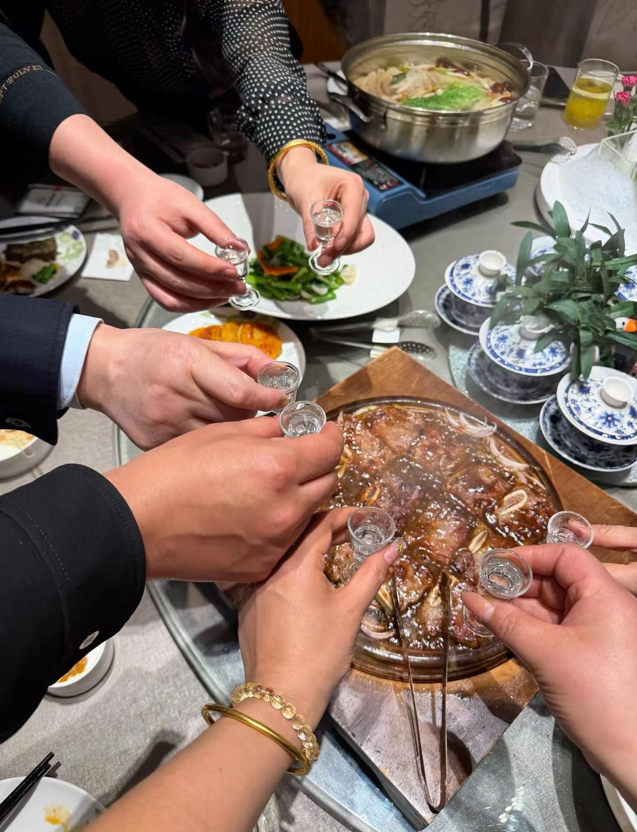 喝到微醺的时候，，人就会变得柔软，感性，想说的话都在眼里，在酒里，在夜里，在无人