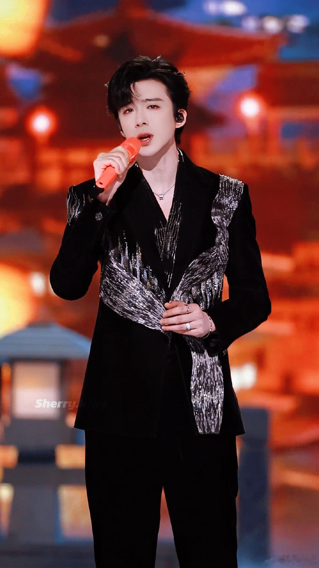 摩登兄弟刘宇宁今天是抓娃娃机 湖南卫视春晚名场面+1！刘宇宁唱完《扑通扑通》狂撒