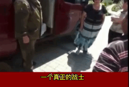 俄军军官为1名在乌克兰阵亡的士兵父母送去了温暖—一袋沉甸甸的土豆，感谢他们的儿子