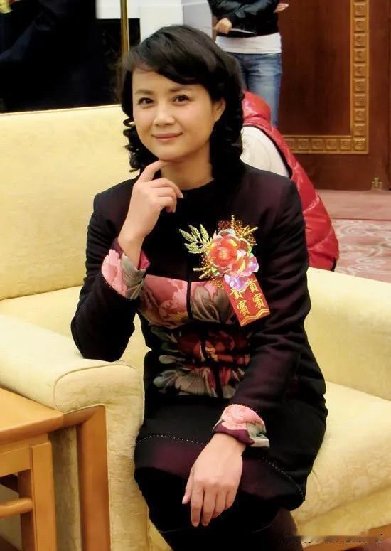 一直都知道她漂亮，没想到她竟然这么出彩，60岁没有怎么化妆，穿着一身老年装，看起
